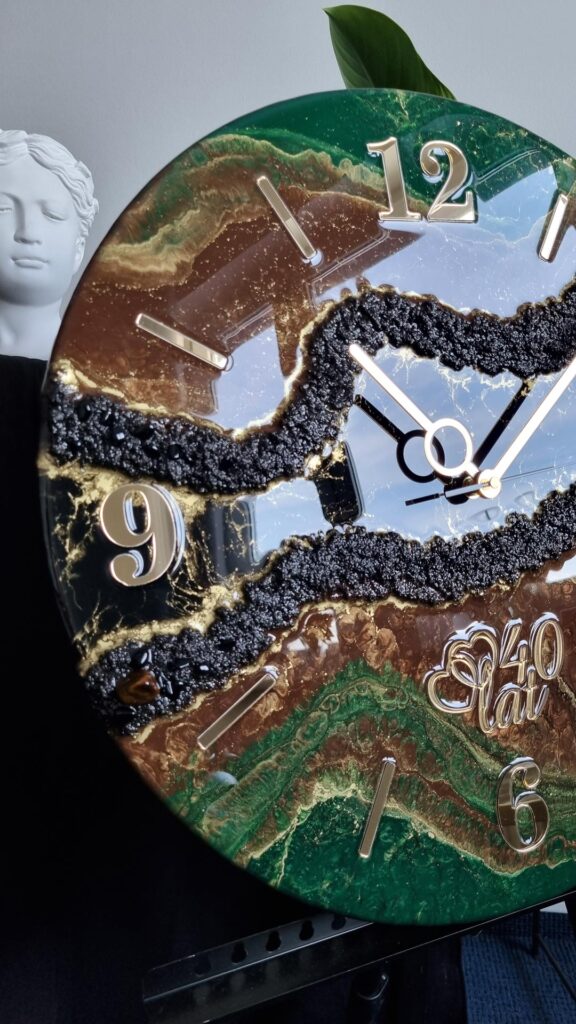 zegar ścienny z żywicy brązowy zielony z napisem 40 lat prezent na rocznicę