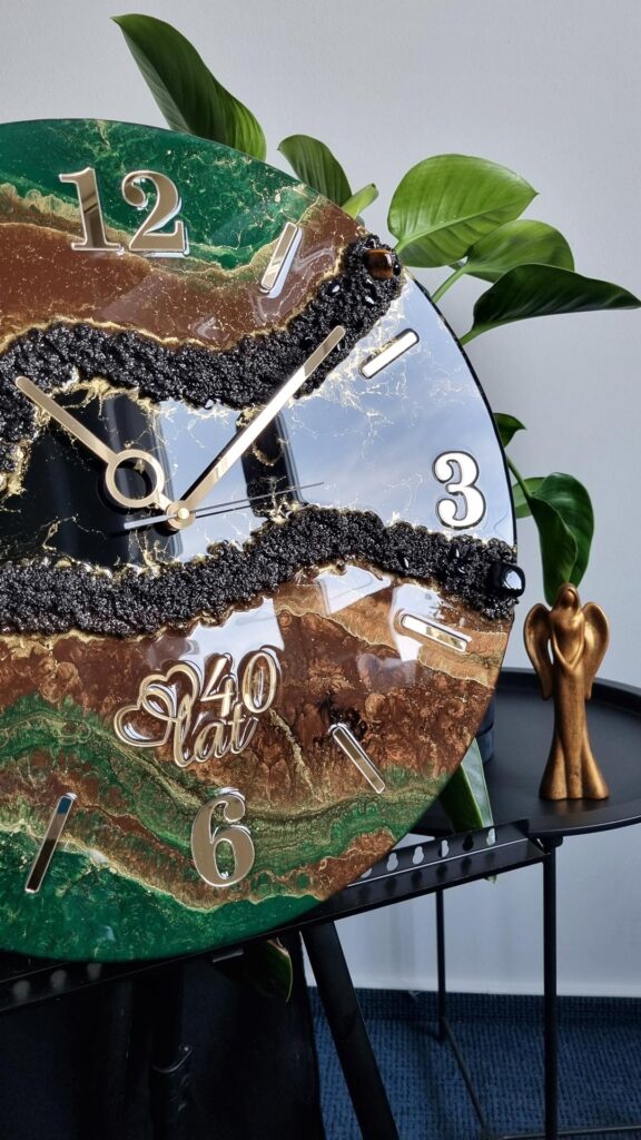 zegar ścienny z żywicy brązowy zielony z napisem 40 lat prezent na rocznicę