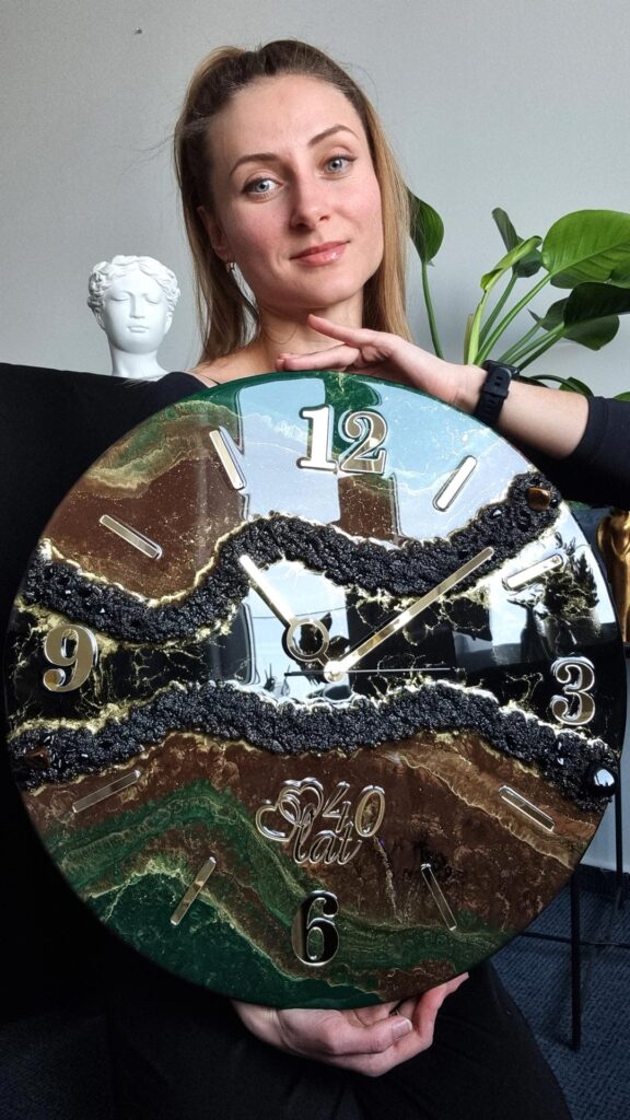 zegar ścienny z żywicy brązowy zielony z napisem 40 lat prezent na rocznicę