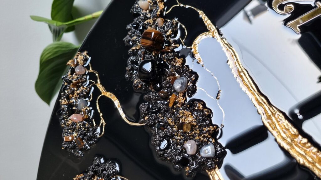 zegar ścienny z żywicy drzewo życia czarny ze złotem