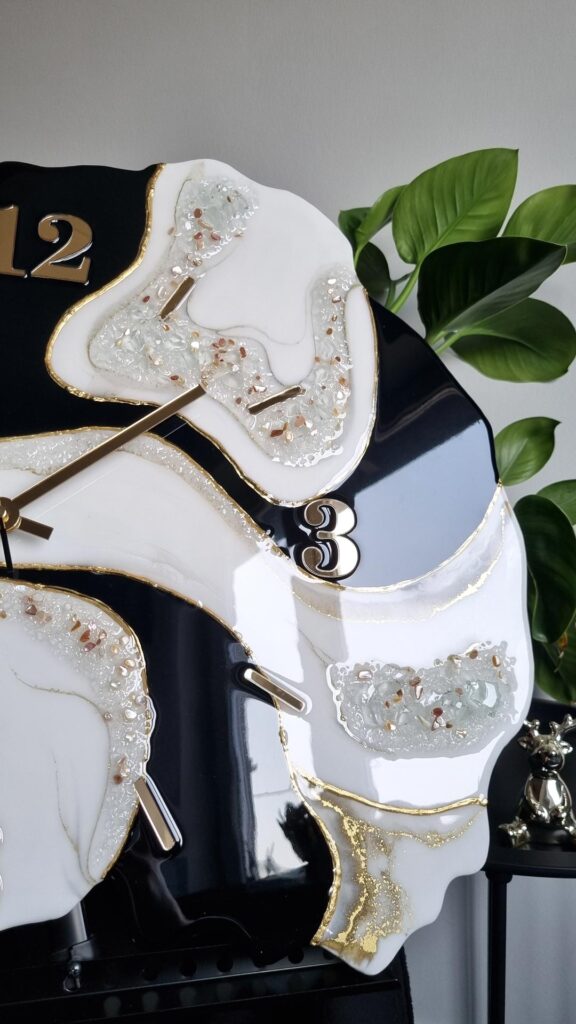 Zegar ścienny Geoda z żywicy czarno biały ze złotem