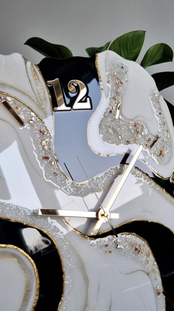 Zegar ścienny Geoda z żywicy czarno biały ze złotem