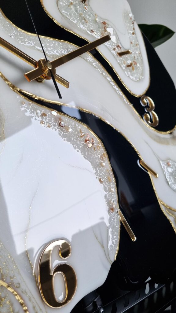 Zegar ścienny Geoda z żywicy czarno biały ze złotem