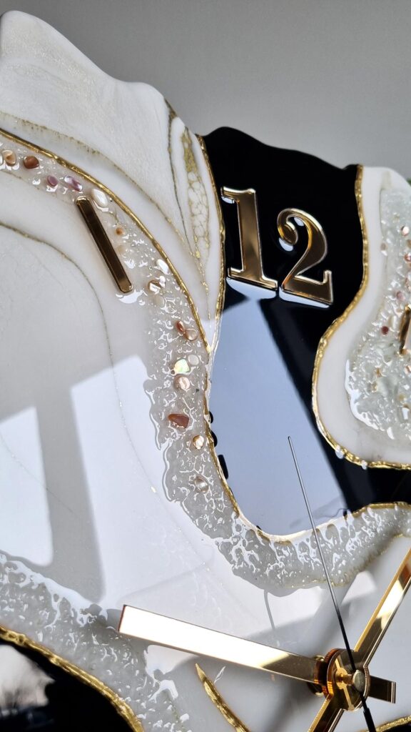 Zegar ścienny Geoda z żywicy czarno biały ze złotem