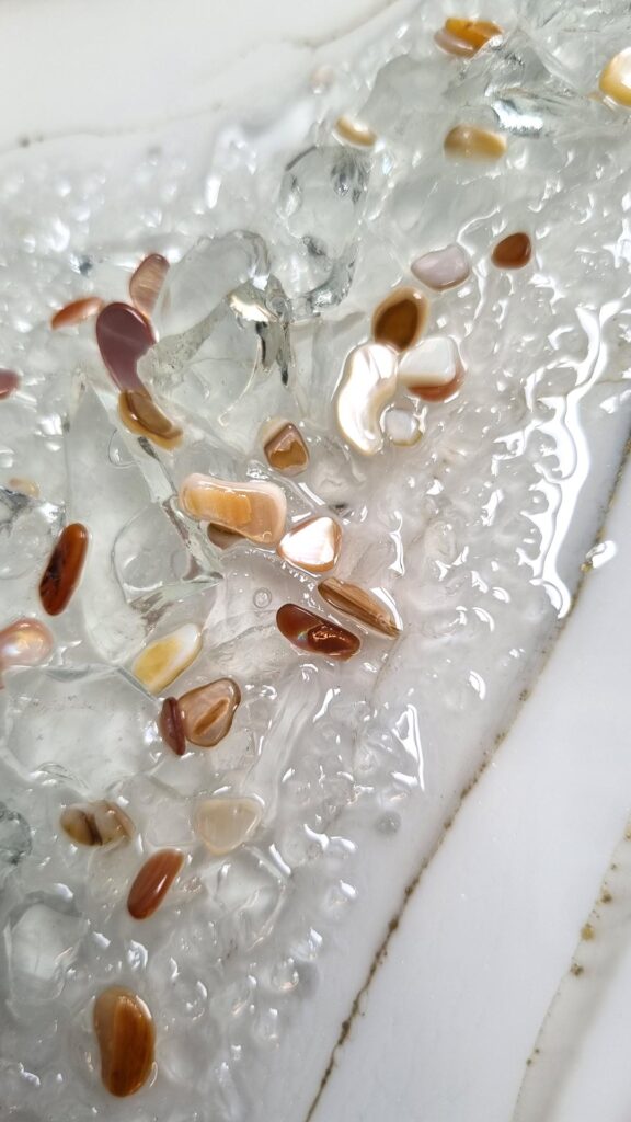 Zegar ścienny Geoda z żywicy czarno biały ze złotem