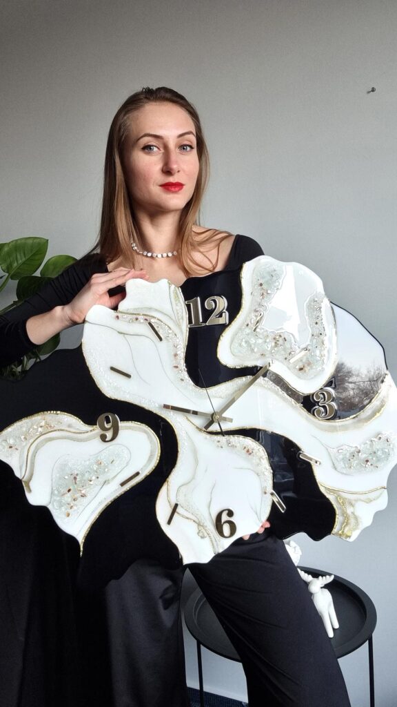 Zegar ścienny Geoda z żywicy czarno biały ze złotem