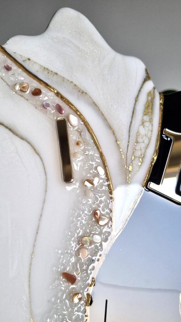 Zegar ścienny Geoda z żywicy czarno biały ze złotem