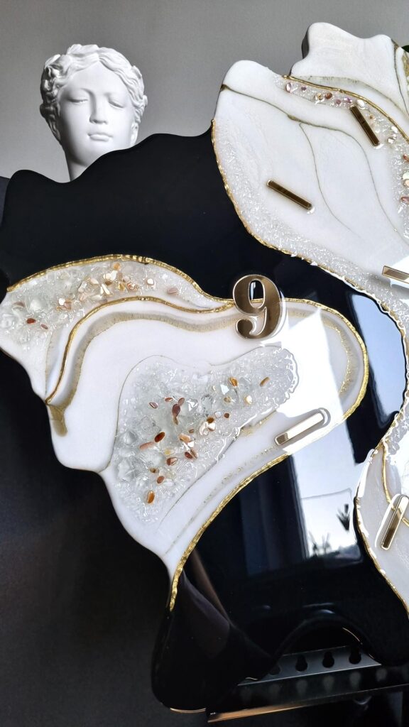 Zegar ścienny Geoda z żywicy czarno biały ze złotem