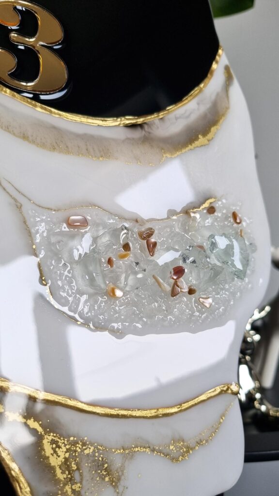 Zegar ścienny Geoda z żywicy czarno biały ze złotem