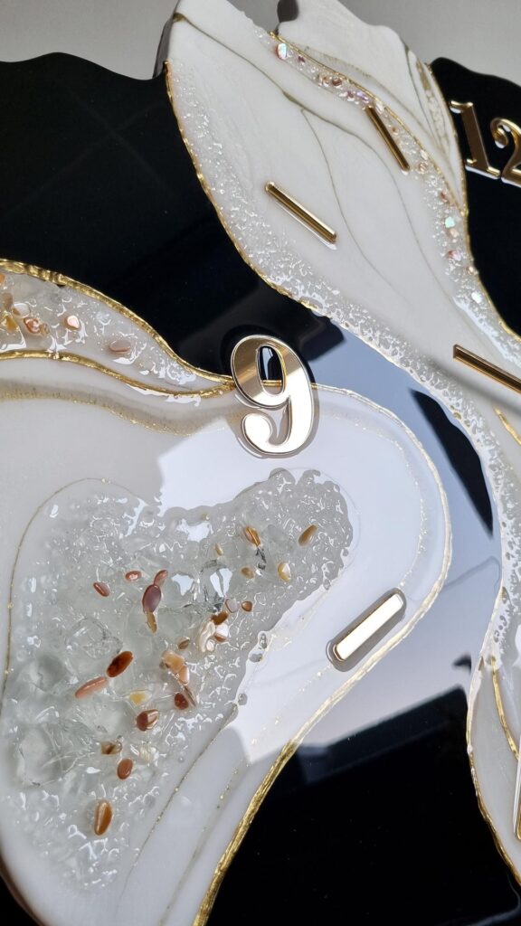 Zegar ścienny Geoda z żywicy czarno biały ze złotem