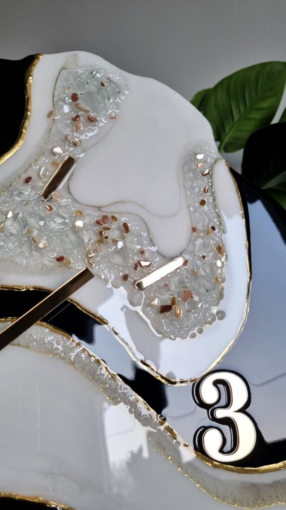 Zegar ścienny Geoda z żywicy czarno biały ze złotem