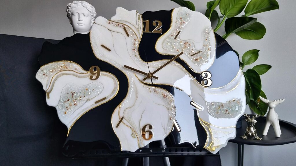 Zegar ścienny Geoda z żywicy czarno biały ze złotem