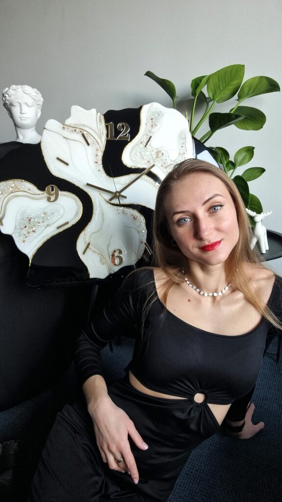 Zegar ścienny Geoda z żywicy czarno biały ze złotem