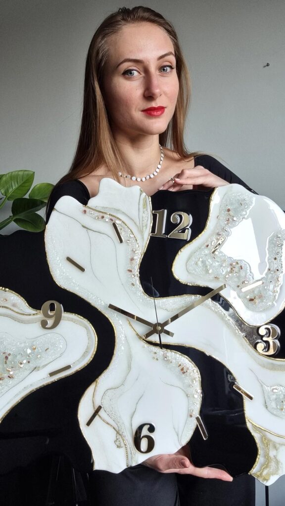 Zegar ścienny Geoda z żywicy czarno biały ze złotem