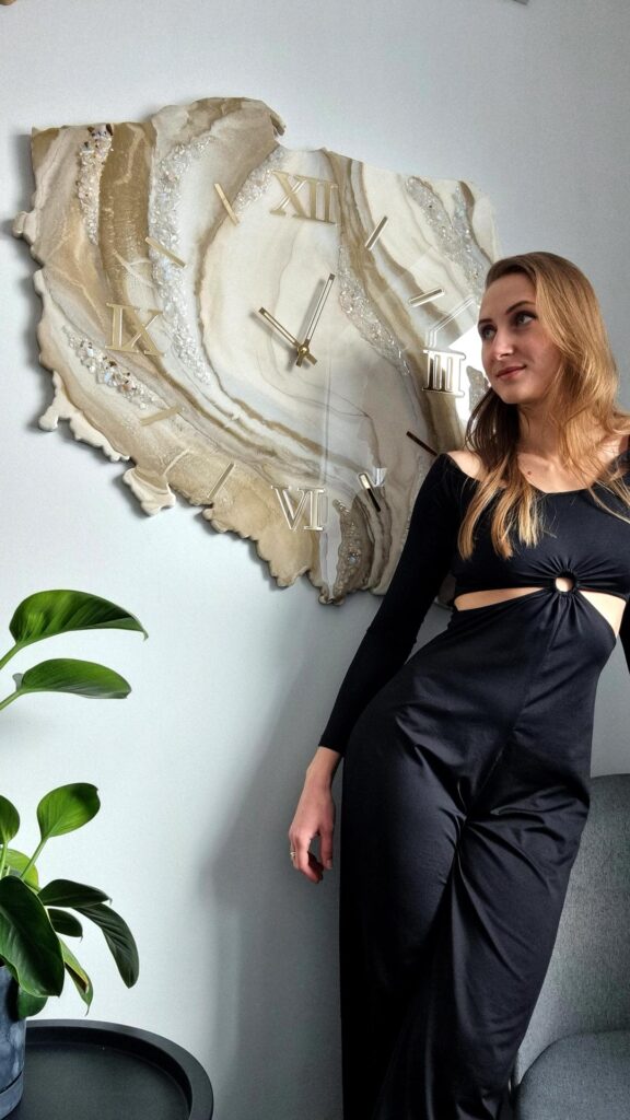 zegar ścienny z żywicy Polska beżowy złoto