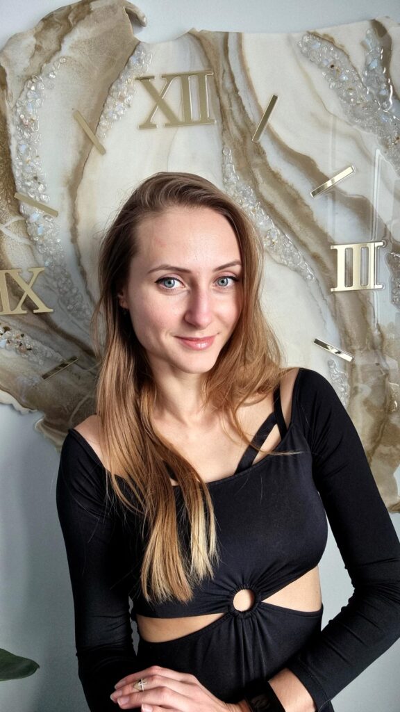 zegar ścienny z żywicy Polska beżowy złoto