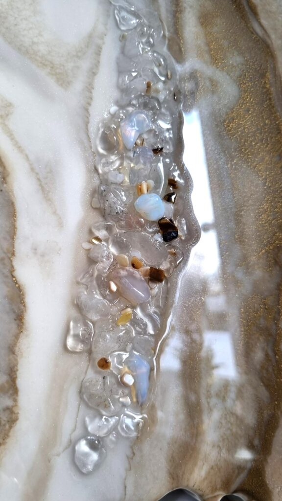 zegar ścienny z żywicy Polska beżowy złoto