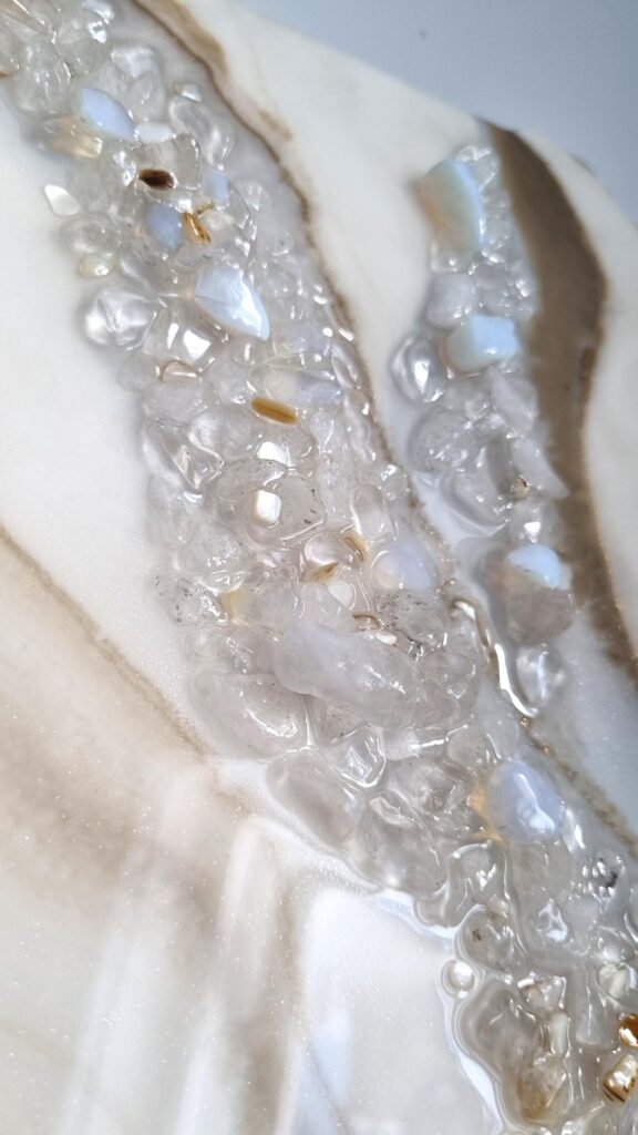 zegar ścienny z żywicy Polska beżowy złoto