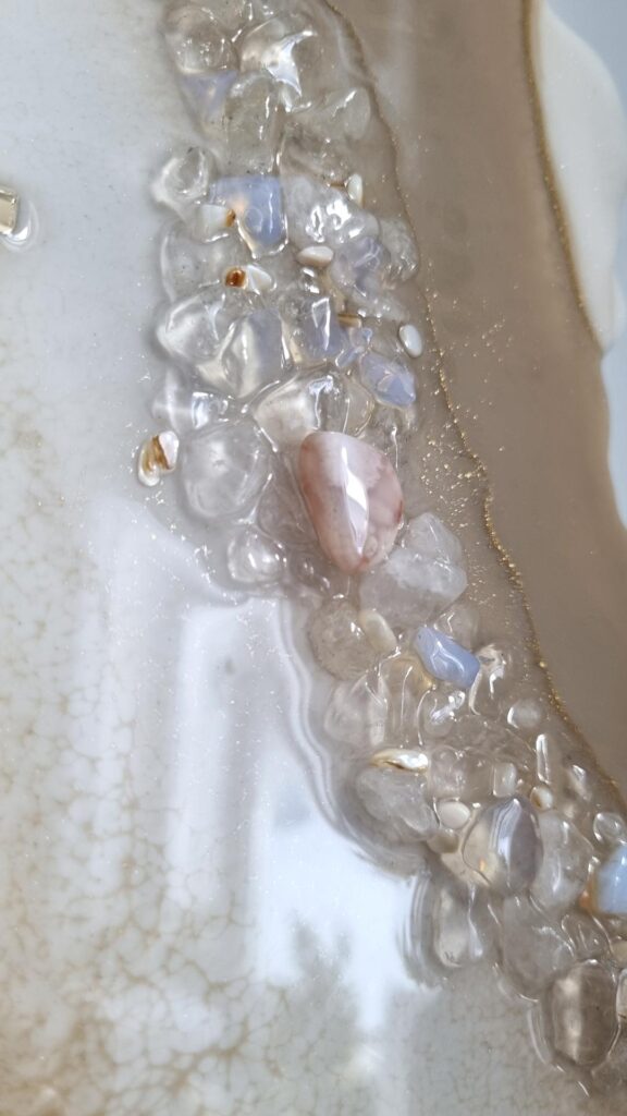 zegar ścienny z żywicy Polska beżowy złoto