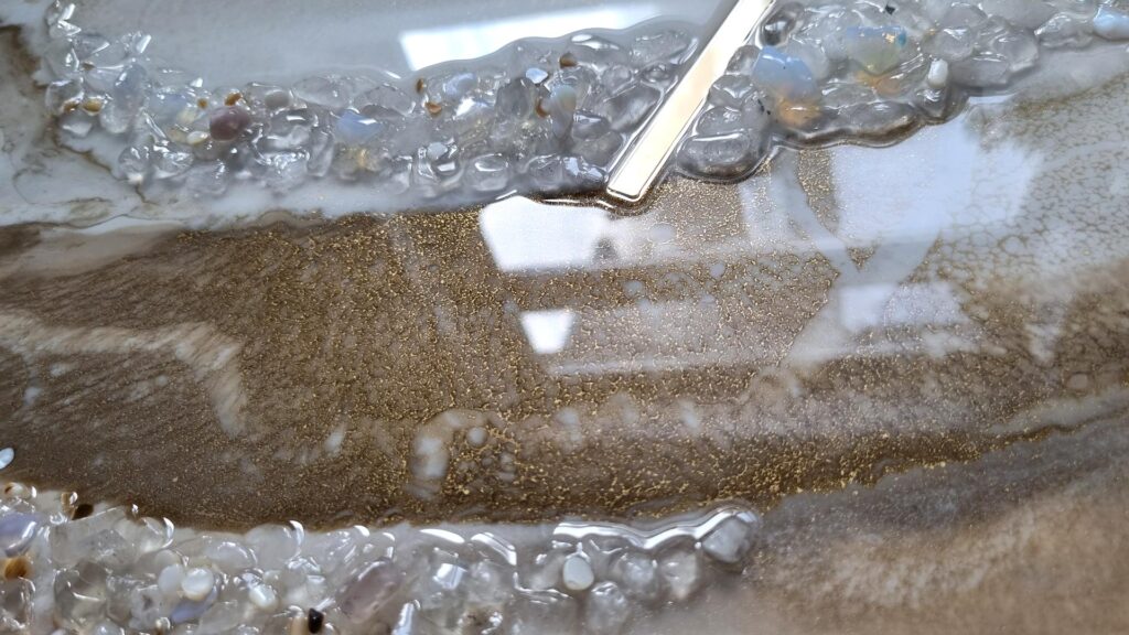 zegar ścienny z żywicy Polska beżowy złoto