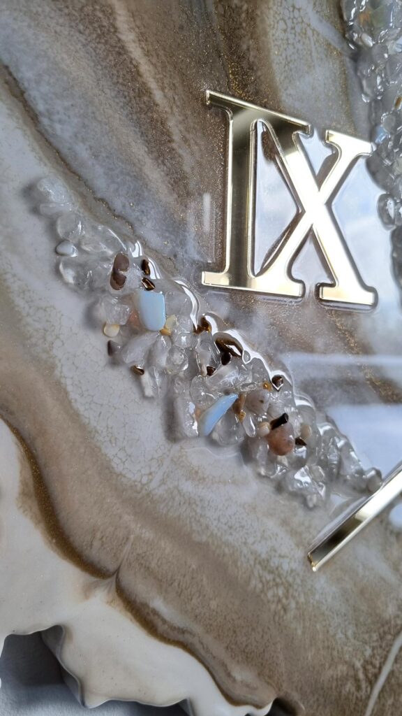 zegar ścienny z żywicy Polska beżowy złoto