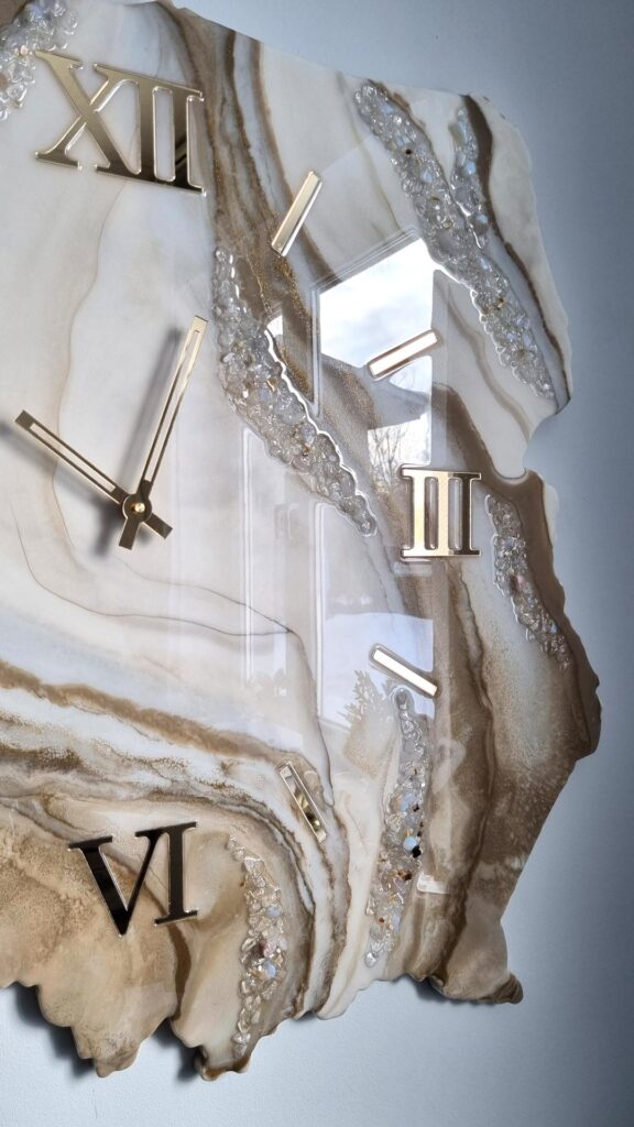 zegar ścienny z żywicy Polska beżowy złoto