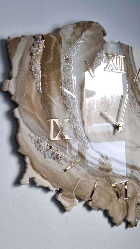 zegar ścienny z żywicy Polska beżowy złoto