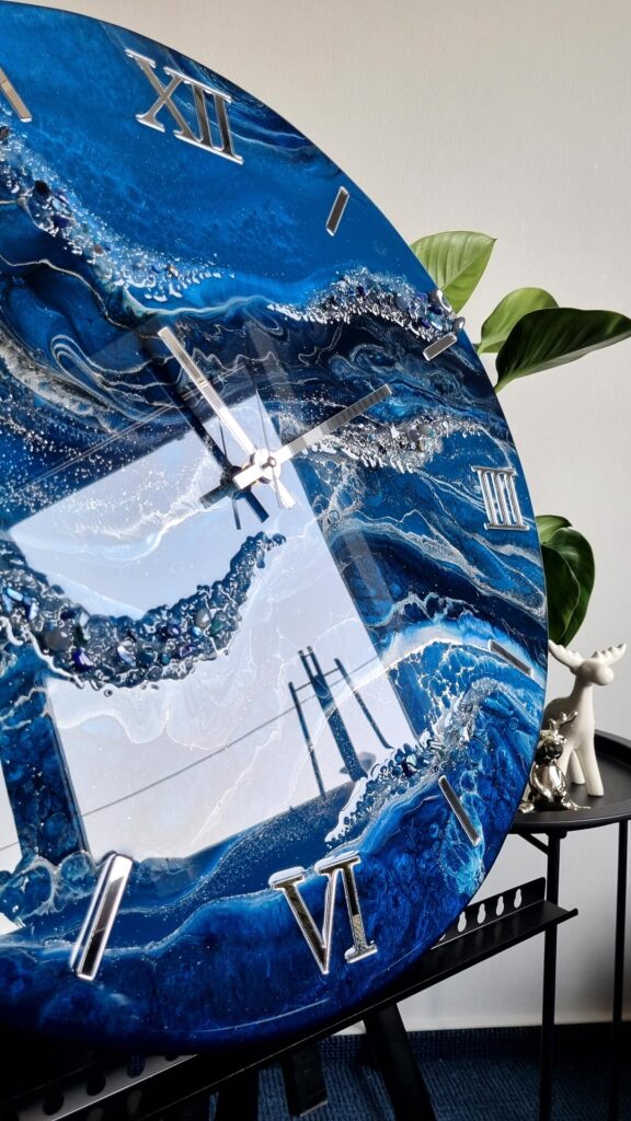 zegar ścienny z żywicy niebieski błękitny