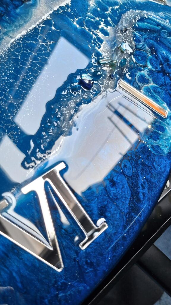 zegar ścienny z żywicy niebieski błękitny