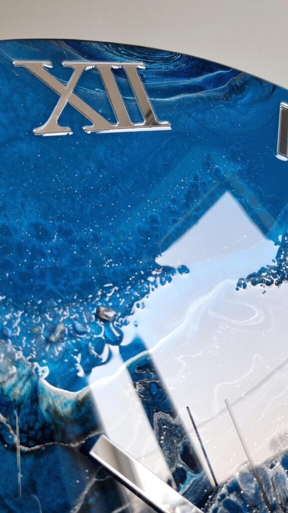 zegar ścienny z żywicy niebieski błękitny