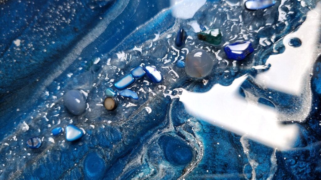 zegar ścienny z żywicy niebieski błękitny