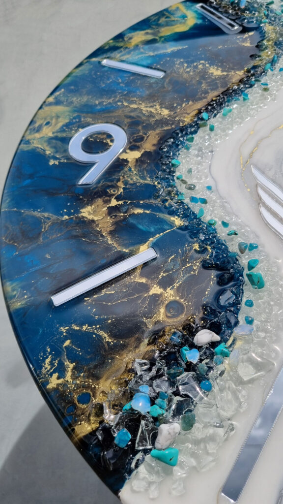 zegar ścienny z żywicy z logo firmy na zamówienie