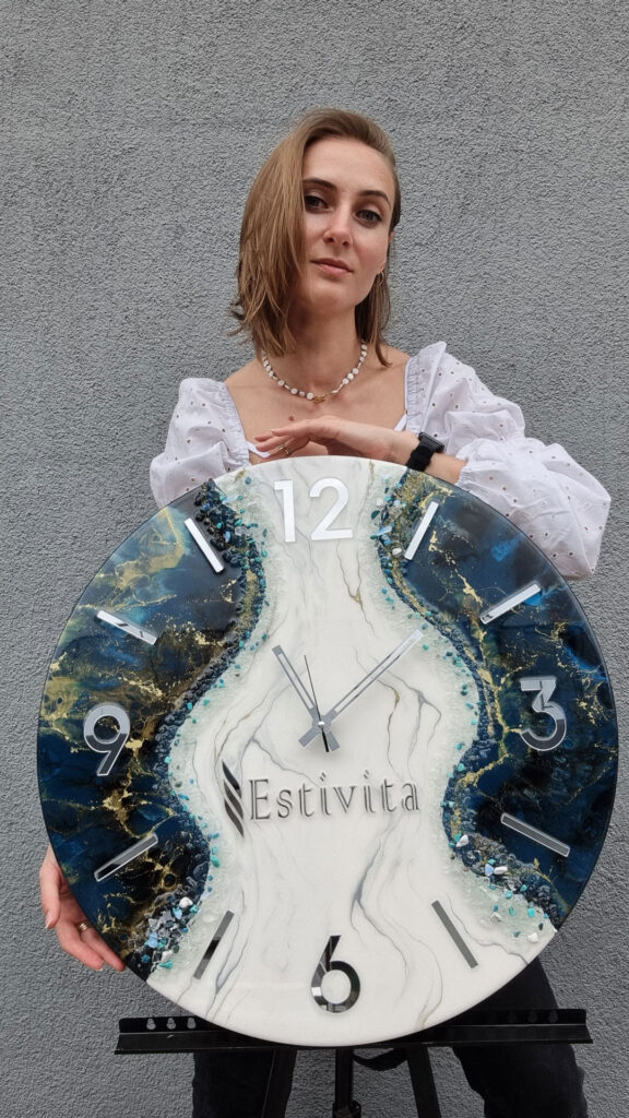 zegar ścienny z żywicy z logo firmy na zamówienie