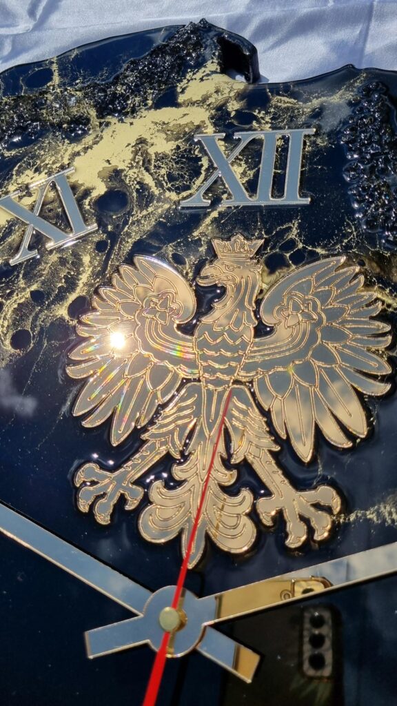 zegar ścienny z żywicy czarny złoty godło