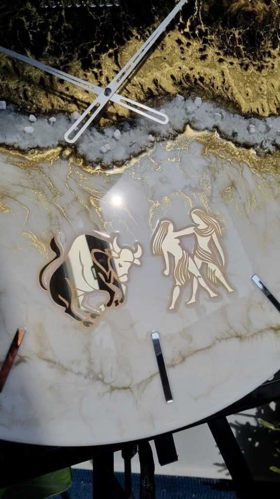 zegar ścienny z żywicy czarno biało złoty znaki zodiaku napis
