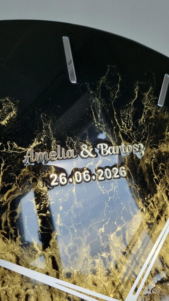 zegar ścienny z żywicy czarno biało złoty znaki zodiaku napis