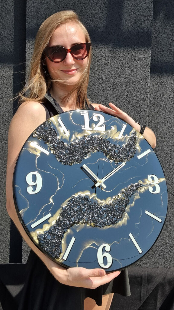 zegar ścienny z żywicy czarno złoty glamour
