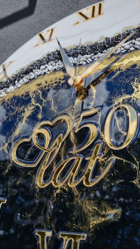 zegar ścienny z żywicy personalizowany