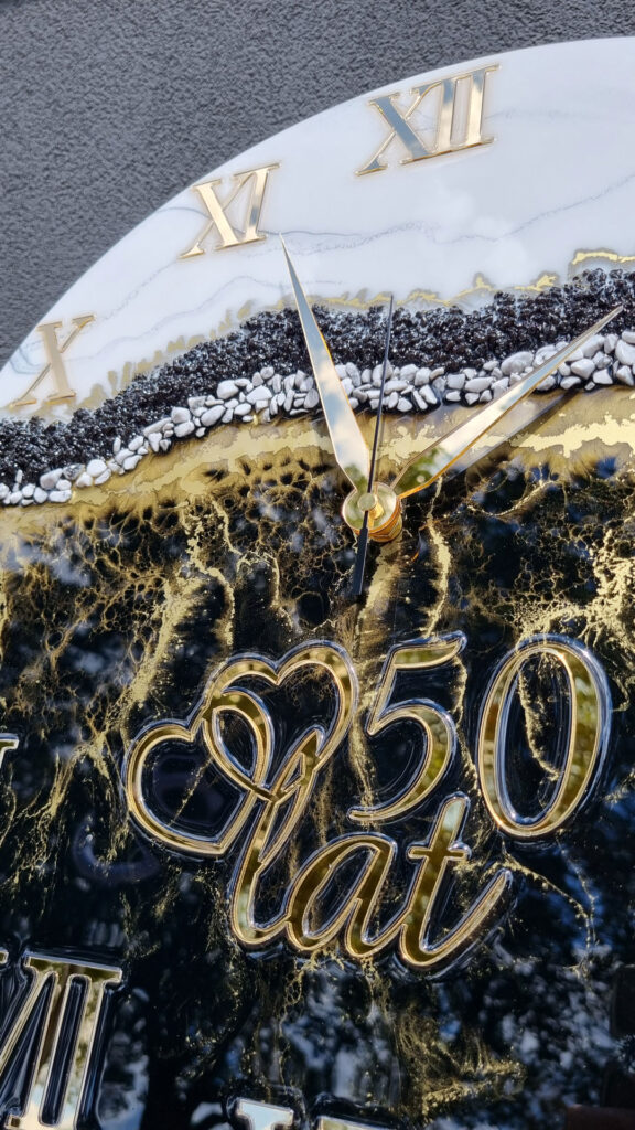 zegar ścienny z żywicy personalizowany