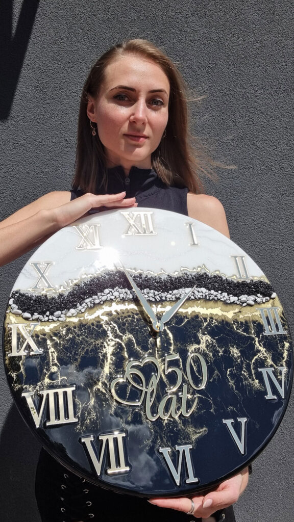 zegar ścienny z żywicy personalizowany